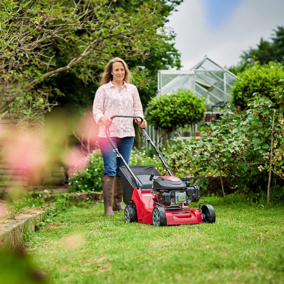 Self-Propelled Petrol Lawnmower 15.4in 123cc 10.6 Gal Grass Collector Red