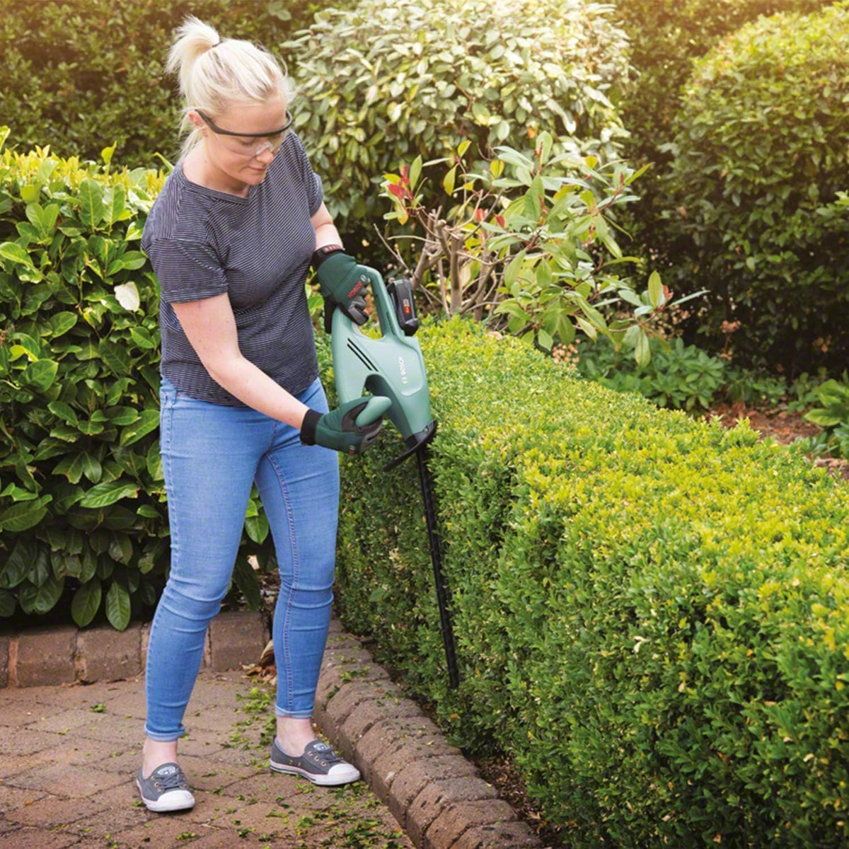 Cordless Hedge Trimmer 17.7in 18V 2.0Ah Anti-Blocking System