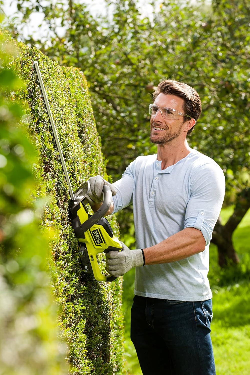 Cordless Hedge Trimmer 17.7in 18V ONE+ Diamond-Ground Blade