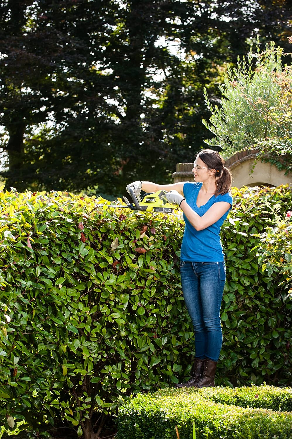 Cordless Hedge Trimmer 17.7in 18V ONE+ Diamond-Ground Blade